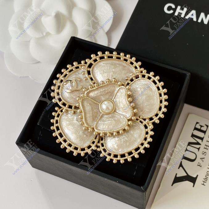 CÀI ÁO KHOÁ VÀNG C?